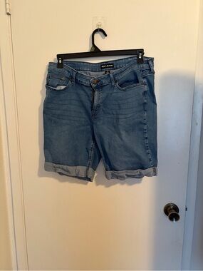 DKNY Mid-Rise Rolled Hem Denim Shorts in Blue